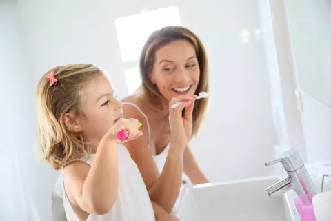 Dientes sanos: consejos para cuidarlos en la infancia A los chicos les encanta copiar muchas de las cosas que hacen sus padres