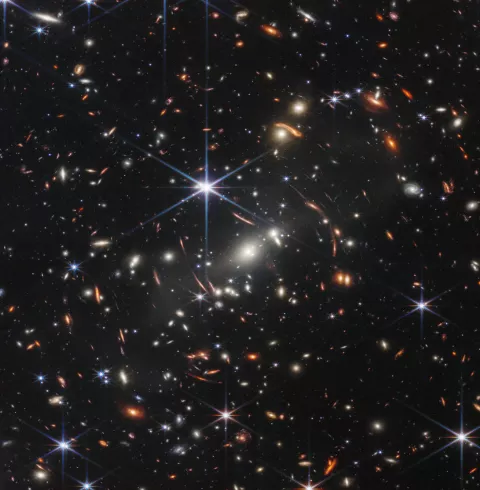 La primera imagen publicada la mostró un día antes el presidente de los EE.UU., Joe Biden: es la imagen infrarroja más profunda y nítida del universo distante hasta la fecha. Se observan miles de galaxias