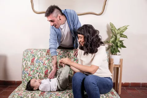 Son amigos desde hace más de 10 años, él es VIH positivo y decidieron tener un hijo juntos a través de donación de esperma Mariana G. Cáceres y Mariano Moreno se conocen desde los veintitantos; son amigos y hoy crían a Joaquín, su bebé de ocho meses