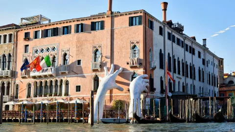 Las manos que sostienen Venecia TTXATG332VEWBNW2DRKZMWV5EE.jpg