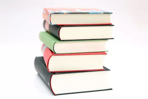 3 libros que te van a ayudar a gestionar tu emprendimiento .
