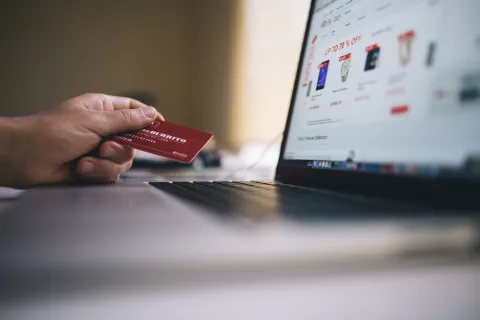 Hot Sale 2018: con electro, tecnología e indumentaria a la cabeza, ya suma 600.000 visitas en las primeras horas La nueva edición del evento de comercio electrónico Hot Sale 2018, que se hará del 14 al 16 de mayo, contará con más de 450 empresas que prometen descuentos de hasta el 60 por ciento