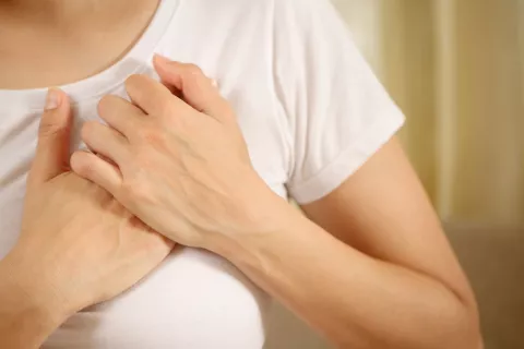 ¿Qué es la miocarditis y pericarditis? Los posibles efectos de la segunda dosis de la vacuna contra Covid-19 Miocarditis y pericarditis. Foto: Canva