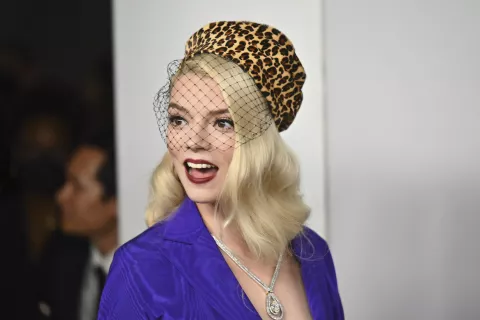 10 cosas de Anya Taylor-Joy que seguramente no sabías y te van a sorprender La actriz estadounidense Anya Taylor-Joy asiste a los CFDA Fashion Awards 2021 en The Pool + The Grill el 10 de noviembre de 2021 en la Ciudad de Nueva York.