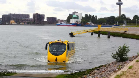 Cinco originales sistemas de transporte, de Italia a Chile El Splash Bus sale del asfalto e ingresa en el agua