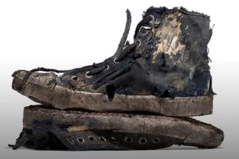 Los 10 mejores memes que dejó el lanzamiento de las nuevas zapatillas de Balenciaga Balenciaga quiso demostrar con una campaña muy llamativa que sus zapatillas de lona eran capaces de durar 100 años