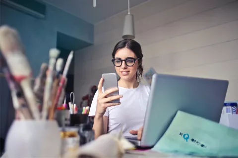 Bumble: después de Happn y Tinder, conocé la app de citas en la que las mujeres toman la iniciativa En Bumble la conexión con él depende de vos. Endulzalo o sacalo zumbando.