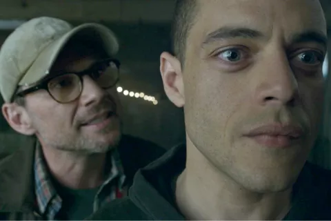 Sam Esmail, el creador de Mr. Robot, presentó su nueva serie para AppleTv+ Christian Slater y Rami Malek en Mr. Robot, la serie de Sam Esmail que supo conmover al público a su estreno en 2015