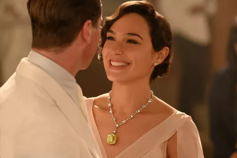 ¿Qué tenés que saber sobre Muerte en el Nilo, la película que lleva al cine la historia escrita por Agatha Christie? Armie Hammer y Gal Gadot en Muerte en el Nilo. Foto: Rob Youngson. © 2020 Twentieth Century Fox Film Corporation. All Rights Reserved.