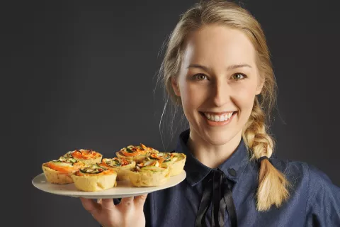 Viene de una familia de carniceros, pero se convirtió en la cocinera vegana más famosa de Alemania Nicole Just es una estrella de la televisión en Alemania. Su éxito se basa en generar conciencia, brindar opciones y tener confianza en que todo cambio transformador es lento y paciente.