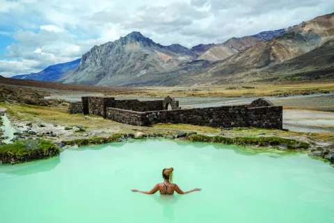 7 maravillas ocultas de Argentina que casi nadie conoce Termas El Sosneado: lo más llamativo es observar el contraste de las ruinas con el agua sulfurosa proveniente del volcán Overo.
