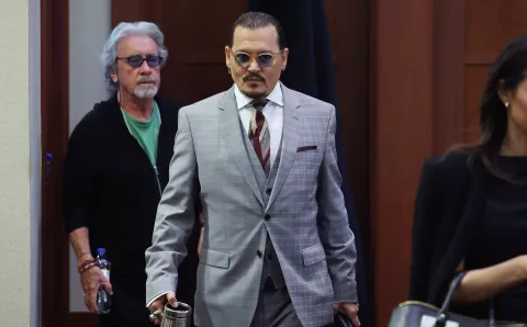 ¿Cuál fue el veredicto del juicio entre Johnny Depp y Amber Heard? El actor estadounidense Johhny Depp llega con la terapeuta de celebridades Beechy Colclough (Foto de Michael REYNOLDS / POOL / AFP)