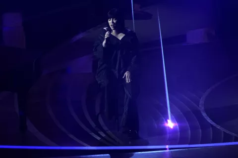 Grammy 2022: qué esperar de una ceremonia con cambios, contramarchas y muchos artistas fuertes en vivo Billie Eilish interpreta "No Time To Die" de "No Time To Die" en los Oscar el domingo 27 de marzo de 2022 en el Teatro Dolby en Los Angeles. (Foto AP/Chris Pizzello)