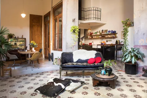 Deco: en Colegiales, un enorme PH reciclado de principios de siglo XX Entre el living y el comedor había una pared que Inés decidió tirar para integrar los dos ambientes y hacerlos más luminosos. Las plantas –colgadas, sobre las mesas o en el piso– son una marca de la ambientación.