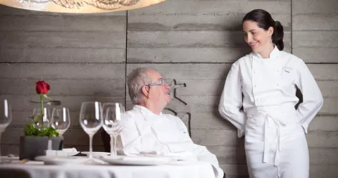Arzak, o la experiencia de comer en un restaurante 3 estrellas Michelin Juan Mari Arzak y Elena, su hija, en el salón del restaurante
