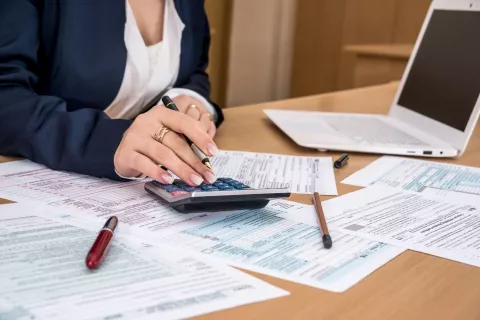 AFIP reintegra $1.345 millones a monotributistas y autónomos: ¿cómo saber si te corresponde este beneficio? Devolución impuestos AFIP. Foto: Canva