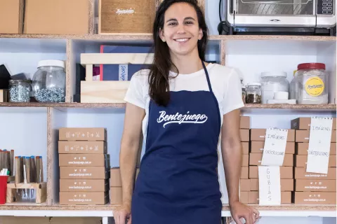 Adiós mandatos: renunció a un puesto corporativo y creó una marca de juegos para adultos Flor Bagnardi creó una marca de juegos y experiencias que conecta a la gente con el disfrute y con su esencia, con su lado más infantil.