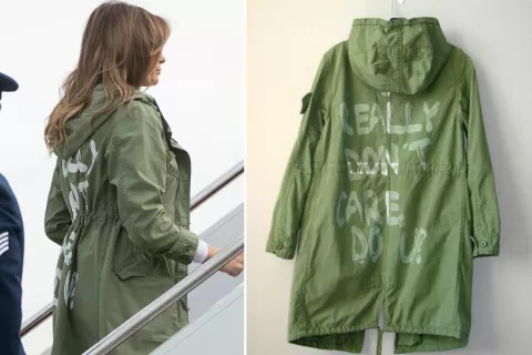 La desafortunada elección de la campera de Melania Trump para visitar a los refugiados U$30 cuesta la campera de Zara que eligió la Primera Dama para su visita.