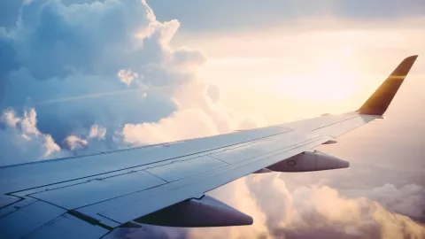 ¿Y si me quiero llevar el equipo en el avión? Emirates y Qatar Airways se pelean por tener la ruta comercial para aviones de pasajeros más larga del mundo