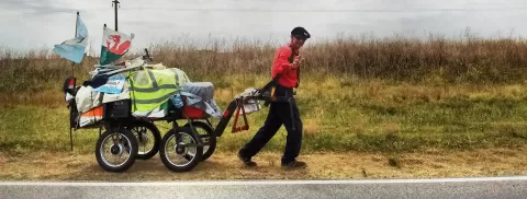 Martín Echegaray Davies, de 60 años, ya caminó con su carro desde Tierra del Fuego hasta Buenos Aires y se propone llegar, en tres años, a Alaska