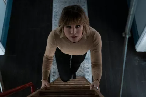 ¿Cuándo estrena y dónde veo The Woman in the House Across the Street from the Girl in the Window, la nueva serie de Netflix? Foto: Cr. Colleen E. Hayes/Netflix © 2021