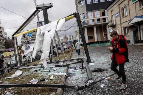 Guerra entre Rusia y Ucrania: lo que tenés que saber para entender el conflicto KYIV, UKRAINE - Daños por los bombardeos rusos en Kiev. (Photo by Chris McGrath/Getty Images)