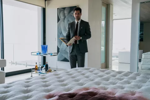Todo lo que tenés que saber sobre The Lincoln Lawyer, la nueva serie de abogados de Netflix Manuel Garcia-Rulfo en The Lincoln Lawyer. Foto: Cr. Lara Solanki/Netflix © 2022