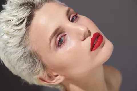 Rojo: cinco formas de incorporarlo a tu maquillaje ZDZGUCPRJVEB3DDAEO4WVKDG3Y.jpg