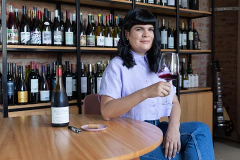 Elegida dos veces como la mejor sommelier de Argentina, Agustina de Alba fundó su emprendimiento, Hola Vino: “Mi sueño siempre fue hablar de vinos para la gente que toma vino en su casa” Agustina de Alba. Foto: Jade Sívori