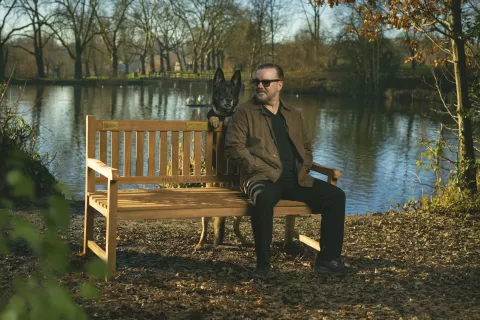 After life: cómo superar un duelo amoroso En la serie After life, el protagonista Tony (Ricky Gervais) atraviesa un duelo amoroso tras la muerte de su esposa.