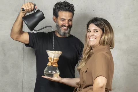 Adictos al café: se quedaron sin granos en cuarentena y lanzaron una tienda propia Ale Castagnolo y Ceci Chapela son los creadores de MuyBueno.Co
