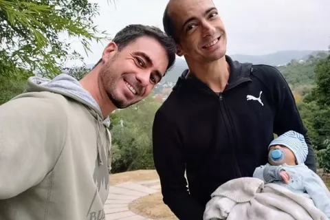 Día del Padre: Gastón y Nico celebran con su bebé recién nacido por subrogación de vientre Gastón y Nico, con su bebé recién nacido por gestación solidaria