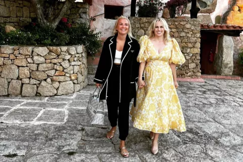 Después de que un diario australiano sea acusado por presionarla para que revele su identidad sexual, Rebel Wilson presentó a su nueva novia Rebel Wilson y su novia, Ramona Agruma, durante sus vacaciones en Roma. Foto: Instagram