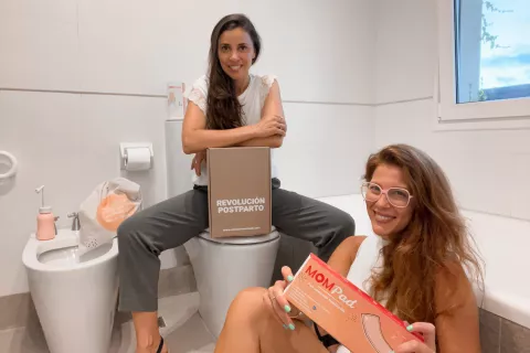 Son amigas, fundaron su emprendimiento a través de Meet y hoy revolucionan la industria del posparto desde Argentina y Canadá Foto gentileza de Alice in Momland