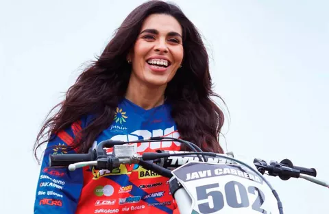 La mujer que venció todos los prejuicios y ahora es campeona de motocross Dalila Hidalgo, además de competir, ayuda y empodera a mujeres para insertarse en el motocross