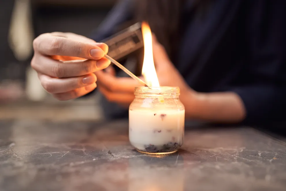 Ritual con velas blancas.