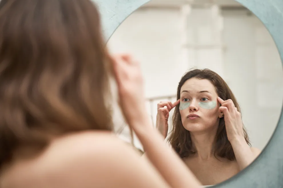 Una mujer mirándose al espejo