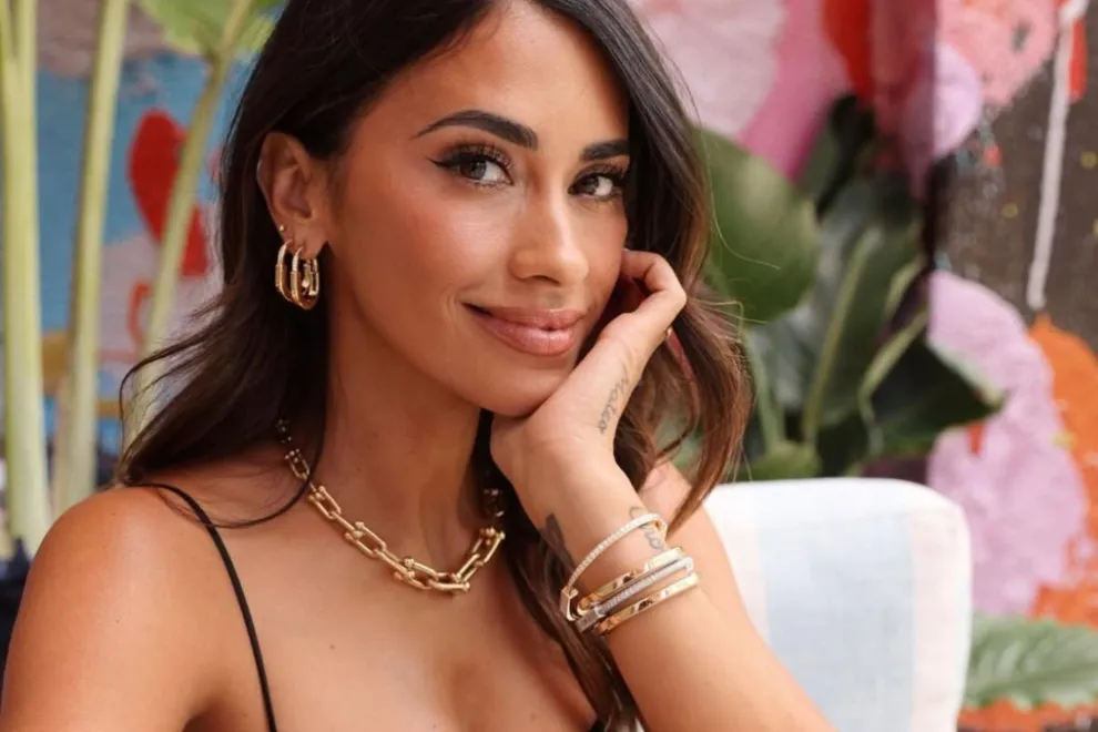 Antonela Roccuzzo nos muestra sus joyas antes de revelar su cartera.