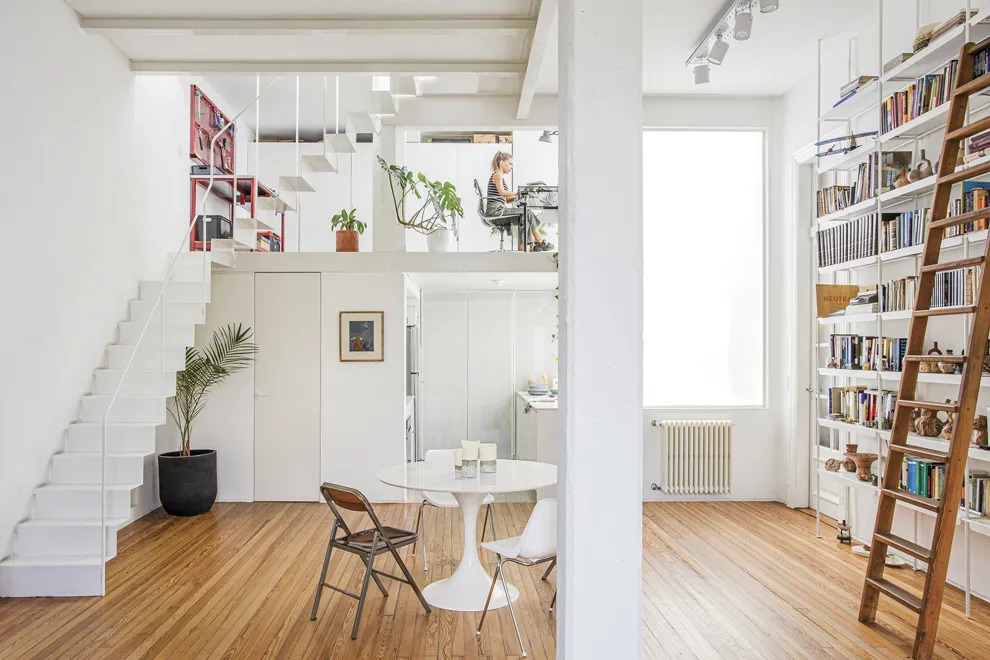 En su PH de Villa Crespo, la arquitecta Paula Araujo Varas extendió el entrepiso con viguetas metálicas y rellenas. Un recurso liviano, eficaz y estético.