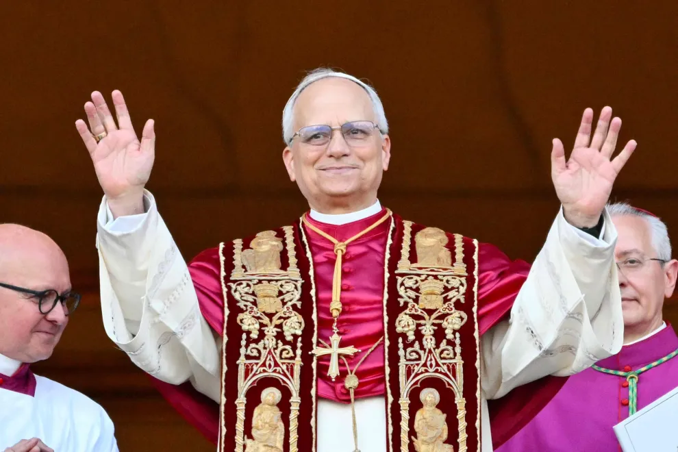 Papa Leon XIV en su primera aparición pública en el Vaticano