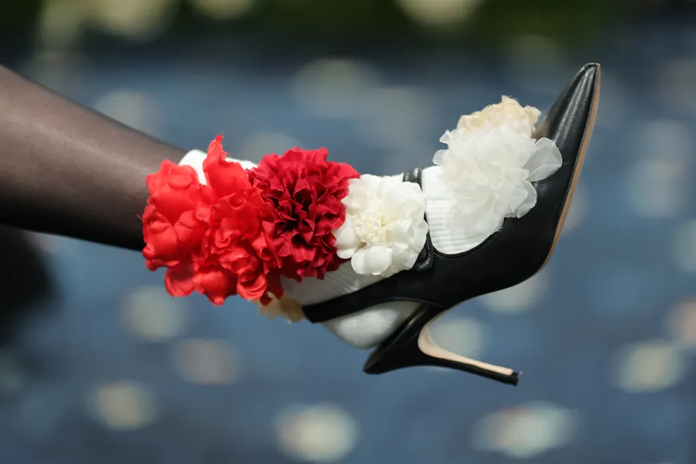 Los zapatos de Aimee Lou Wood, con flores, en la gala del MET 2025