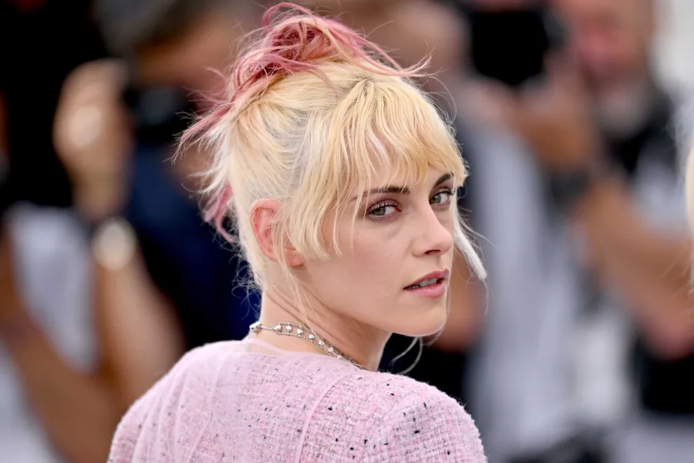 Kristen Stewart apostó por un equipo en rosa con transparencias