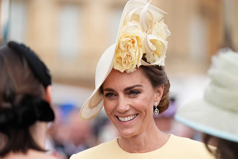 Kate Middleton con un diseño en amarillo manteca