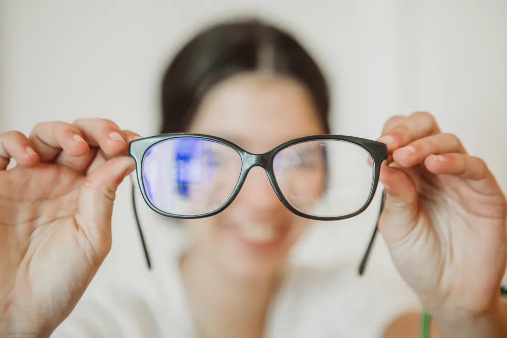 Una mujer con lentes