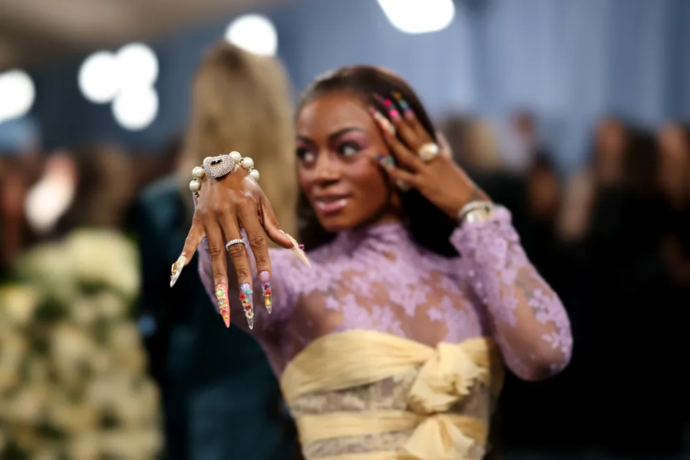 Sha'Carri Richardson, diseñadora de moda, lució unas uñas super originales y divertidas.