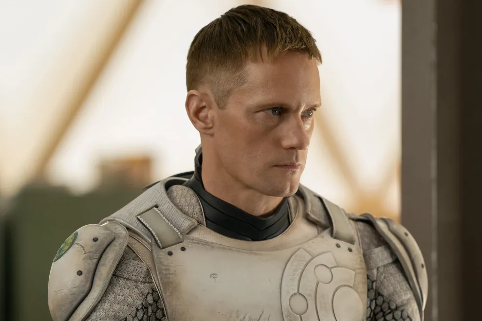 Alexander Skarsgård es el protagonista de la nueva comedia de Apple Tv+.