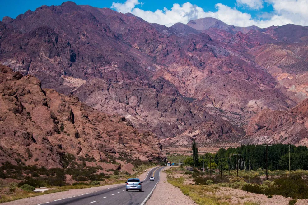 Pueblo de 6.300 habitantes, ubicado en el departamento Las Heras en el majestuoso entorno de la cordillera de los Andes.