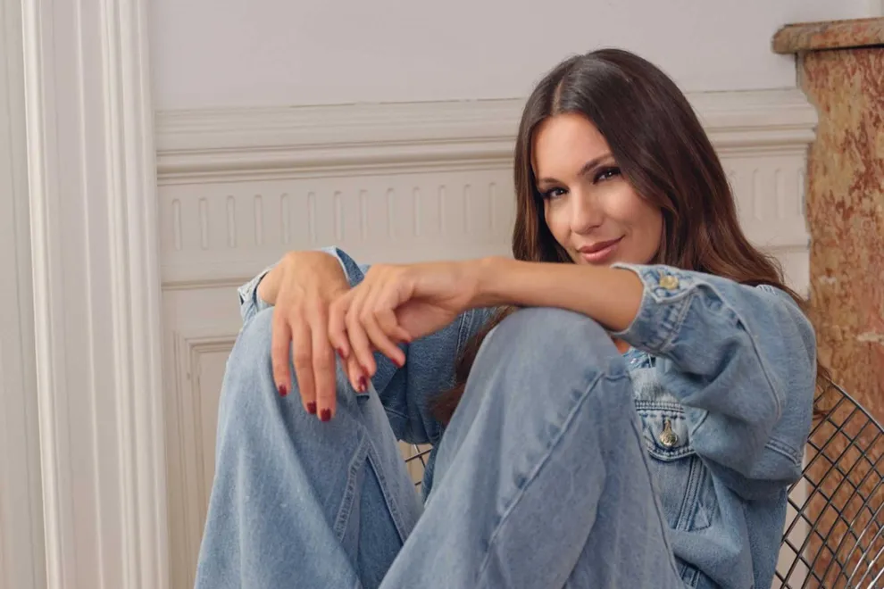 Pampita con look total denim marcó tendencia