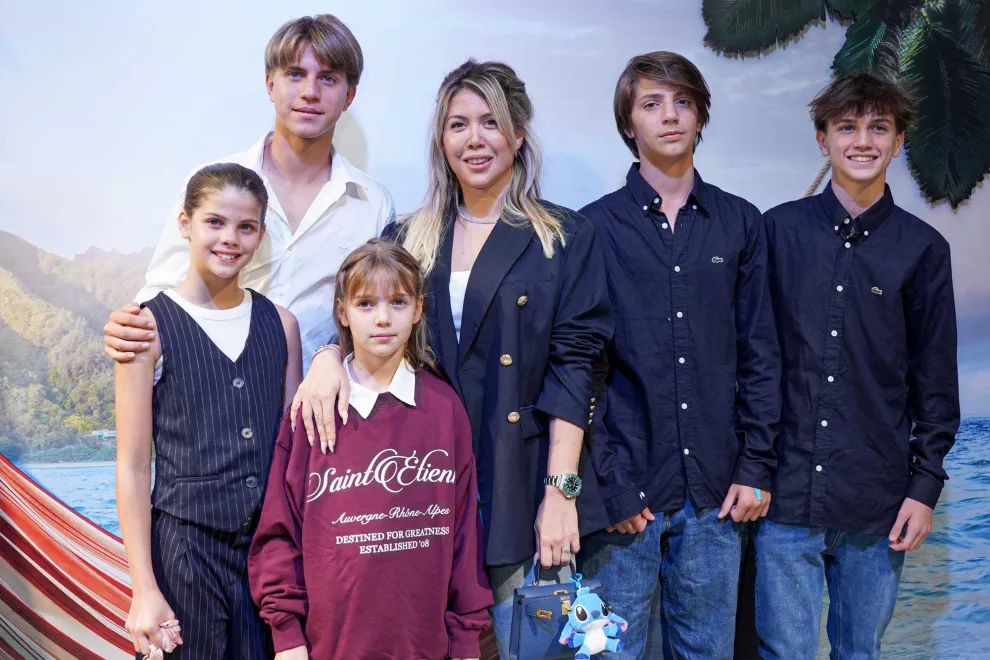 Wanda Nara y sus hijos en la avant premiere de Lilo y Stich