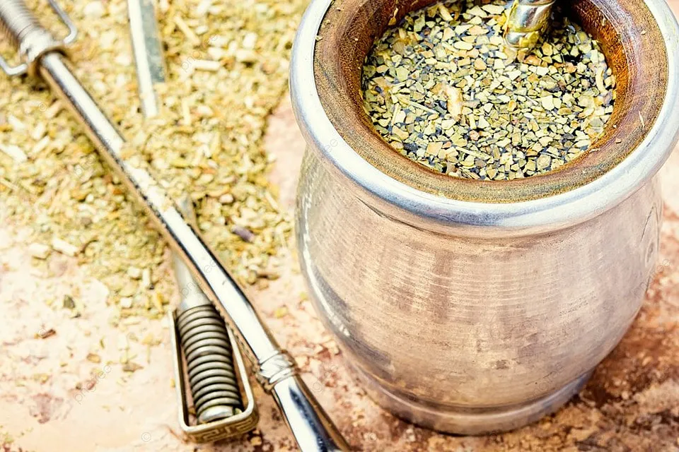 El yuyo que hay que ponerle al mate para dormir mejor, según un experto